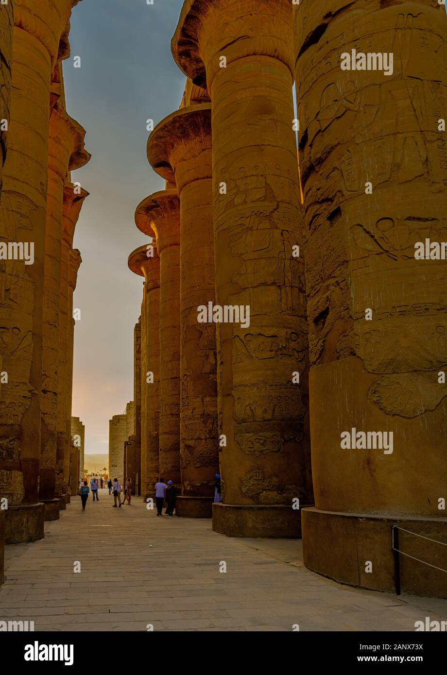 La grande salle Hypostyle de Karnak comprend 134 gigantesques colonnes de pierre avec 12 grandes colonnes debout 80 pieds de haut bordant l'allée centrale Banque D'Images