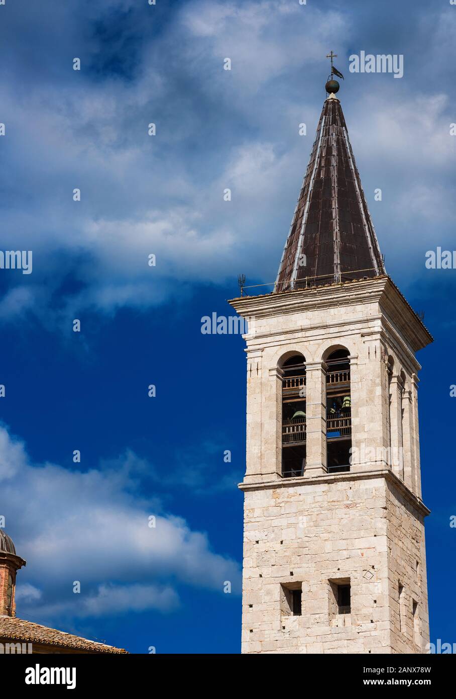 Le clocher médiéval de la cathédrale de Spolète, érigée au 13ème siècle, avec ciel bleu et nuages Banque D'Images