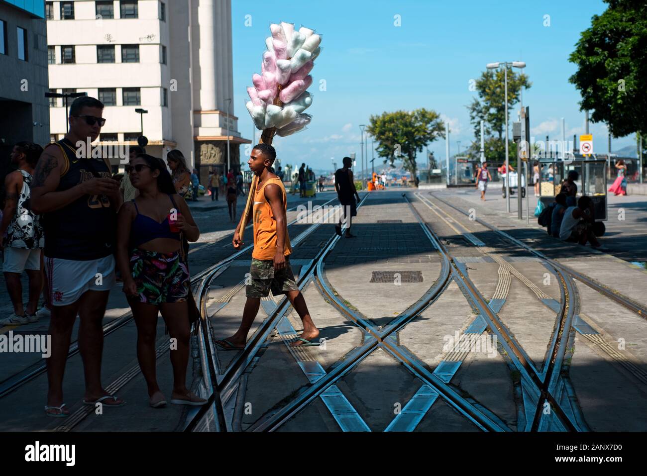 Le Brésil, le 6 janvier 2019 : homme vend coton coloré bonbons sur bois lors d'une fête de rue du Carnaval qui a eu lieu au centre-ville de Rio de Janeiro. Banque D'Images