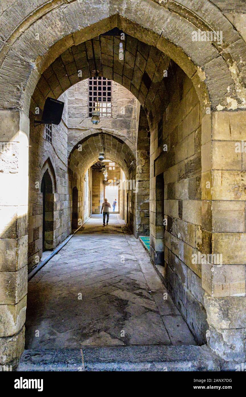 L'arche dans le mausolée et le complexe de la mosquée du Sultan al-Ashraf Qaytbay ou de Qaitbay dans la ville des morts au Caire Banque D'Images