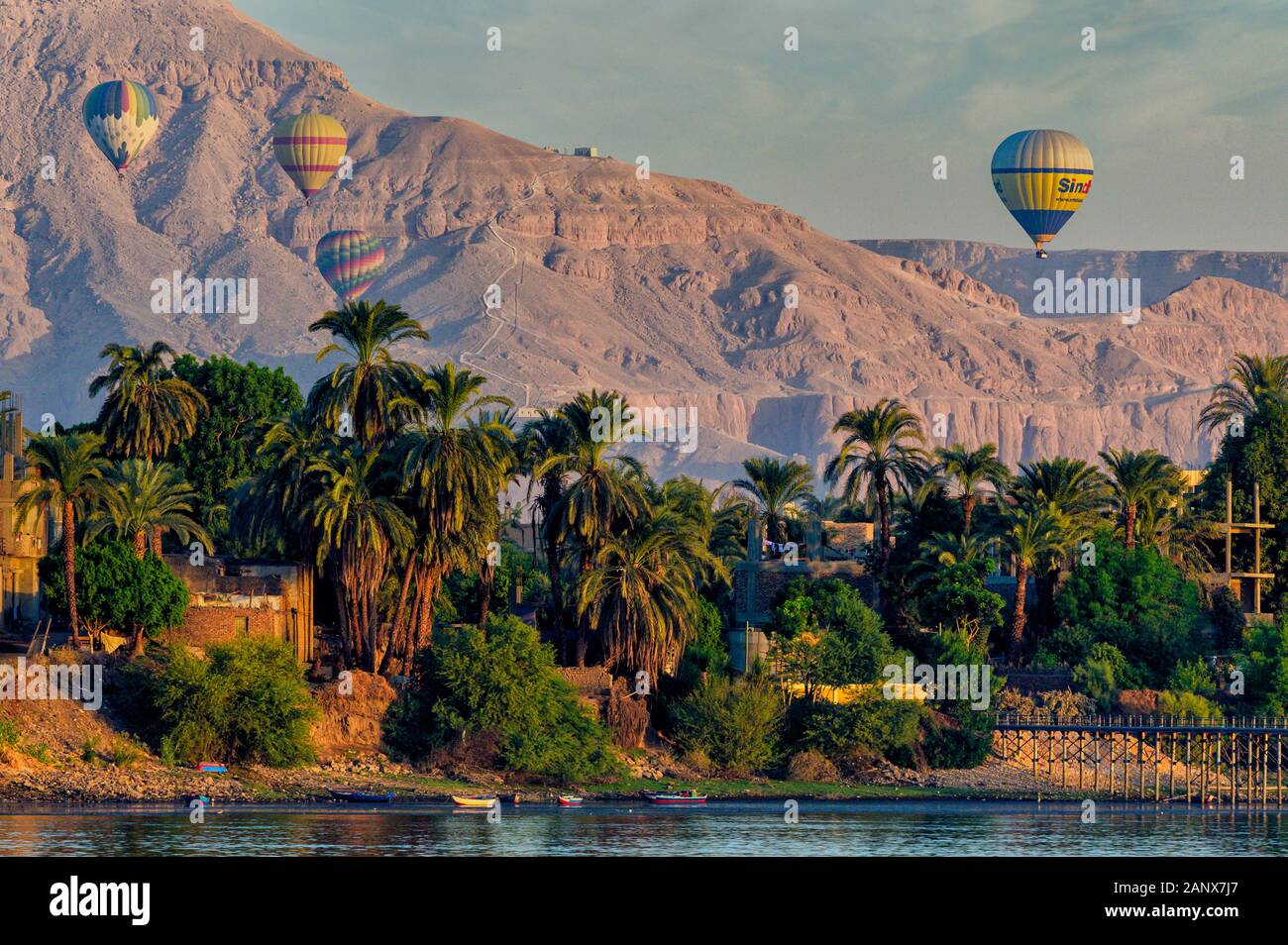 Tôt le matin des vols en montgolfière sur la rive ouest du Nil à Louxor Banque D'Images