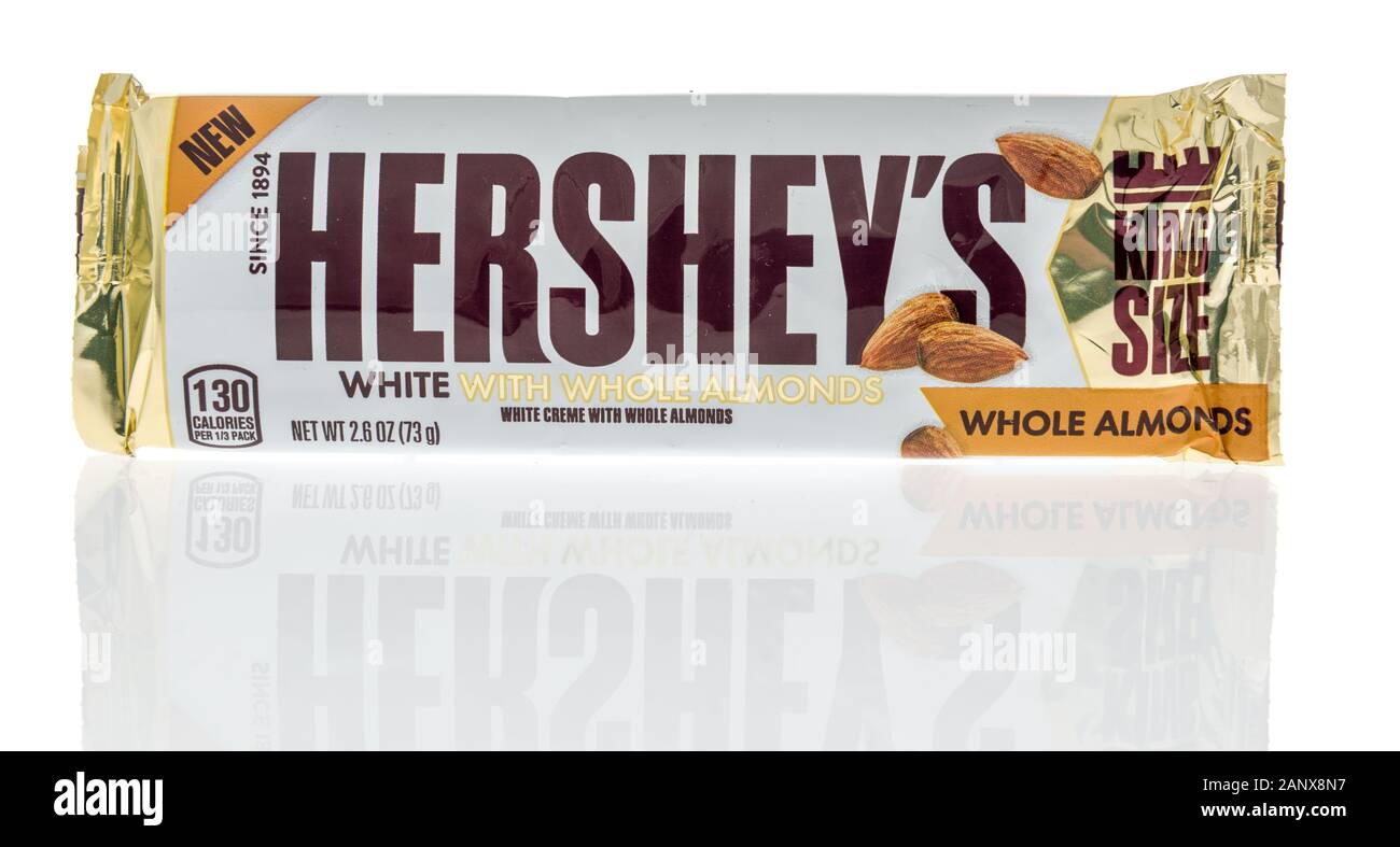Winneconne, WI - 14 janvier 2019 : un paquet de Hersheys blanc avec amandes candy bar snack sur un fond isolé Banque D'Images