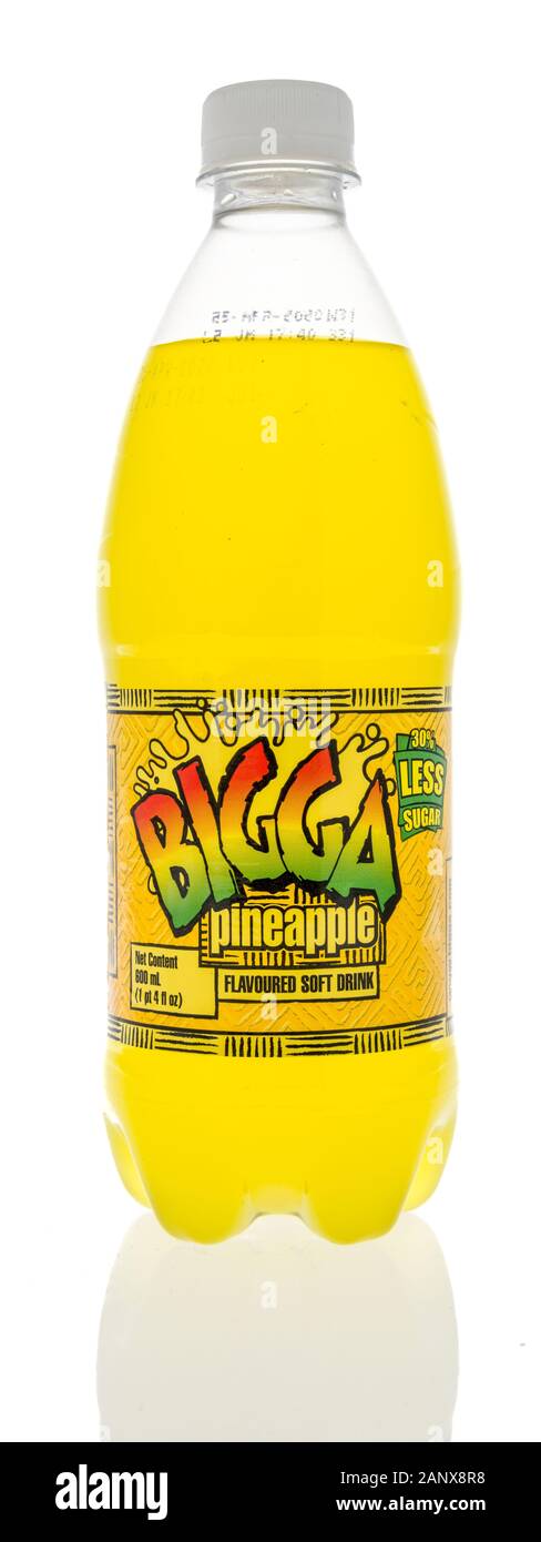 Winneconne, WI - 14 janvier 2019 : une bouteille de boisson ananas Bigga sur un fond isolé Banque D'Images