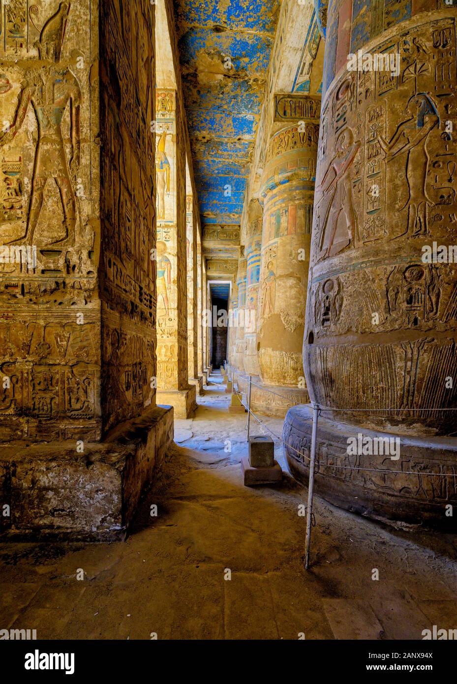Le portique du côté ouest de la deuxième cour du temple de Medinet Habu est décoré de reliefs pantés de Ramsès III Banque D'Images