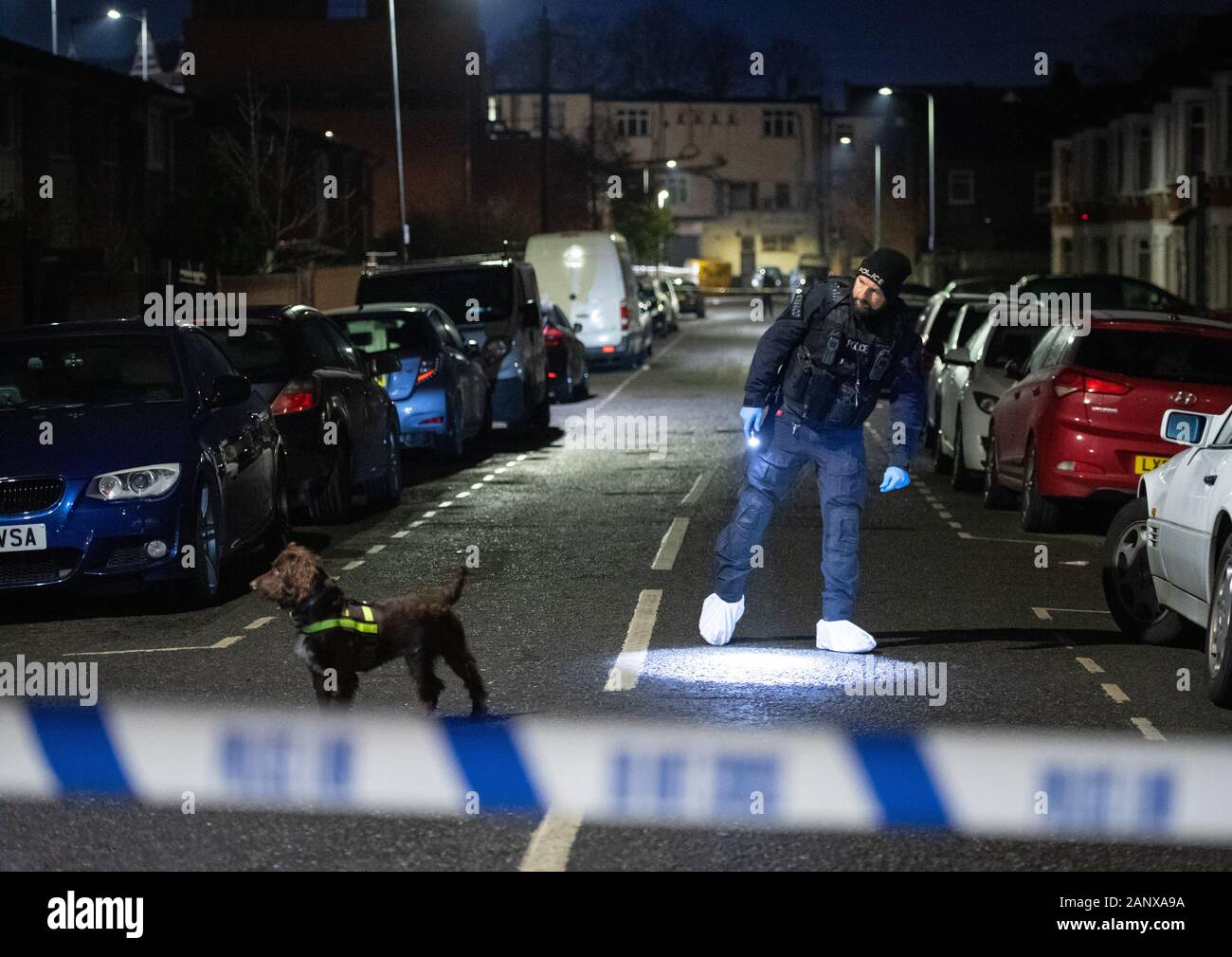 La police le Salisbury Road dans sept rois, Ilford après plusieurs coups de couteau. Banque D'Images