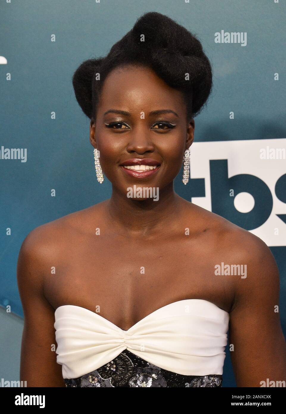 Los Angeles, United States. 19 Jan, 2020. Lupita Nyong'o arrive pour la 26e assemblée annuelle tenue SAG Awards au Shrine Auditorium à Los Angeles le Dimanche, Janvier 19, 2020. La Screen Actors Guild Awards sera diffusée en direct sur la TNT et les directives du SCT. Photo par Jim Ruymen/UPI UPI : Crédit/Alamy Live News Banque D'Images