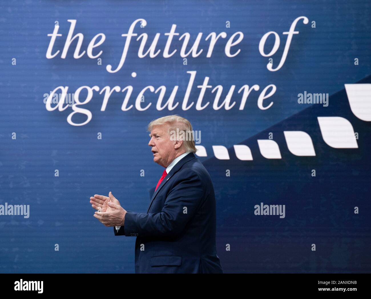 Le président américain Donald J. Trump arrive sur scène avant de s'adresser à 5 000 participants à la convention annuelle de la Fédération américaine du Bureau agricole à Austin, Texas, États-Unis. Banque D'Images