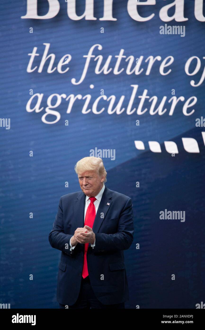 Le président américain Donald J. Trump arrive sur scène avant de s'adresser à 5 000 participants à la convention annuelle de la Fédération américaine du Bureau agricole à Austin, Texas, États-Unis. Banque D'Images