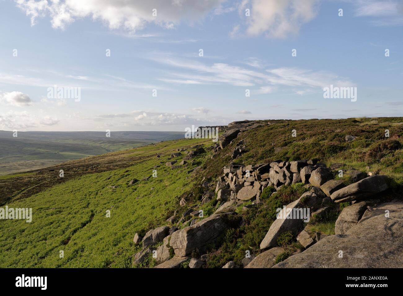 Stanage Edge à High Neb dans le Derbyshire Peak District, parc national, Angleterre Royaume-Uni, Moorland Landscape Pennine Hills Banque D'Images