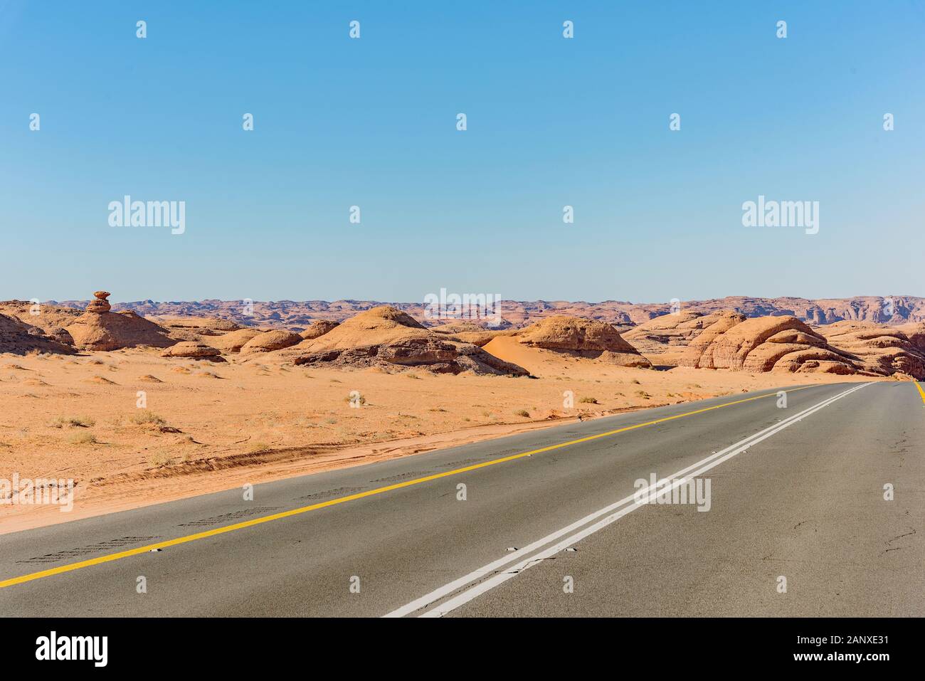 Désert paysage de la route - Arabie Saoudite Banque D'Images
