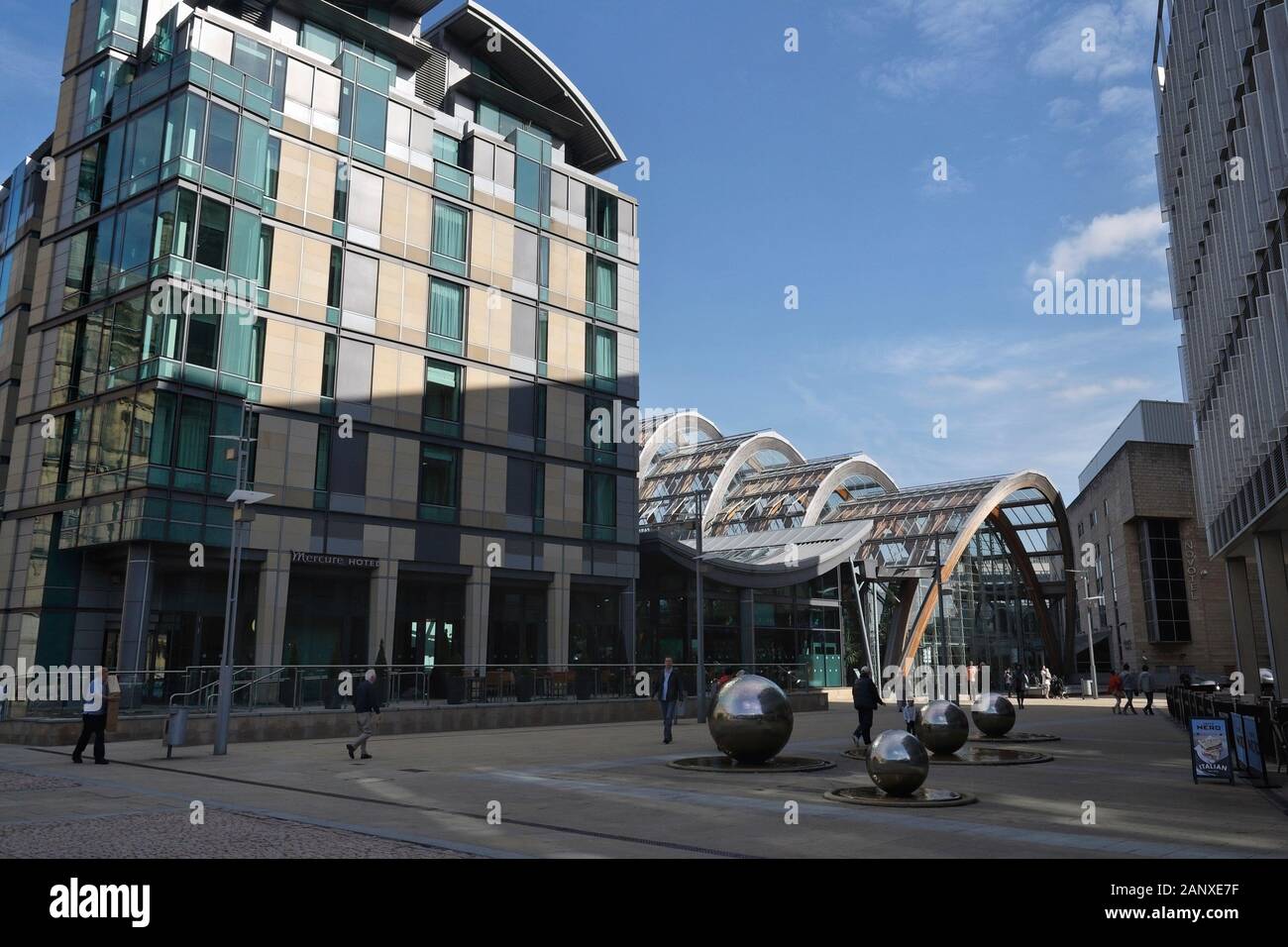 Bâtiment de l'hôtel Mercure, et jardin d'hiver. La place du millénaire, le centre-ville de Sheffield, Angleterre, Royaume-Uni Banque D'Images