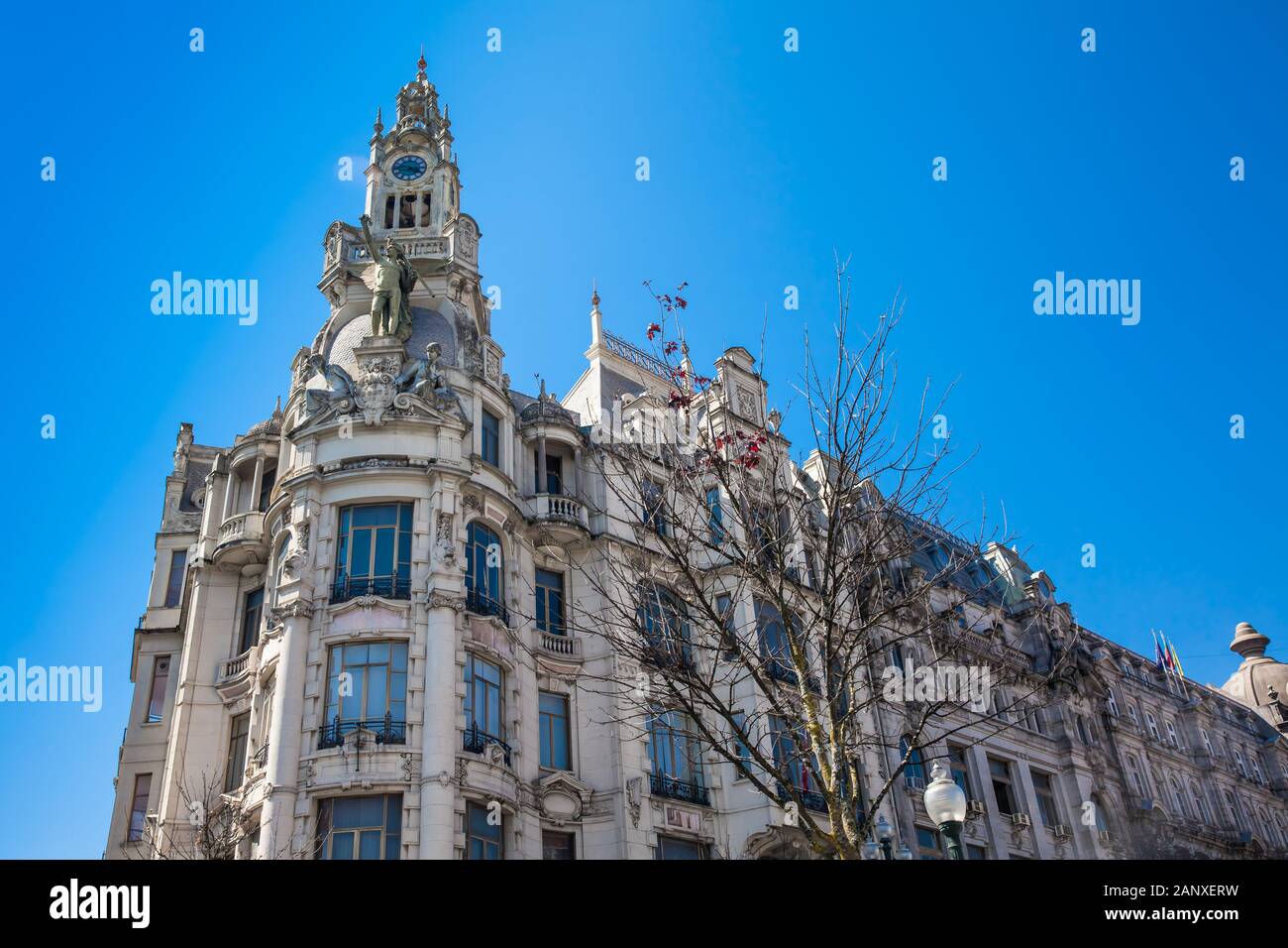 PORTO, PORTUGAL - Mai 2018 : Beaux bâtiments antiques autour de la Liberdade Square au centre-ville de Porto Banque D'Images