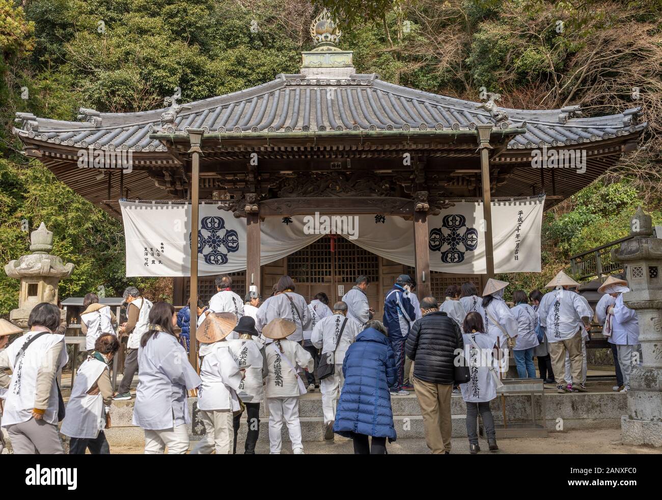 Les pèlerins à l'approche des capacités à Yakuri-ji, le 85ème temple bouddhiste sur le pèlerinage de Shikoku à Takamatsu, Japon. Banque D'Images