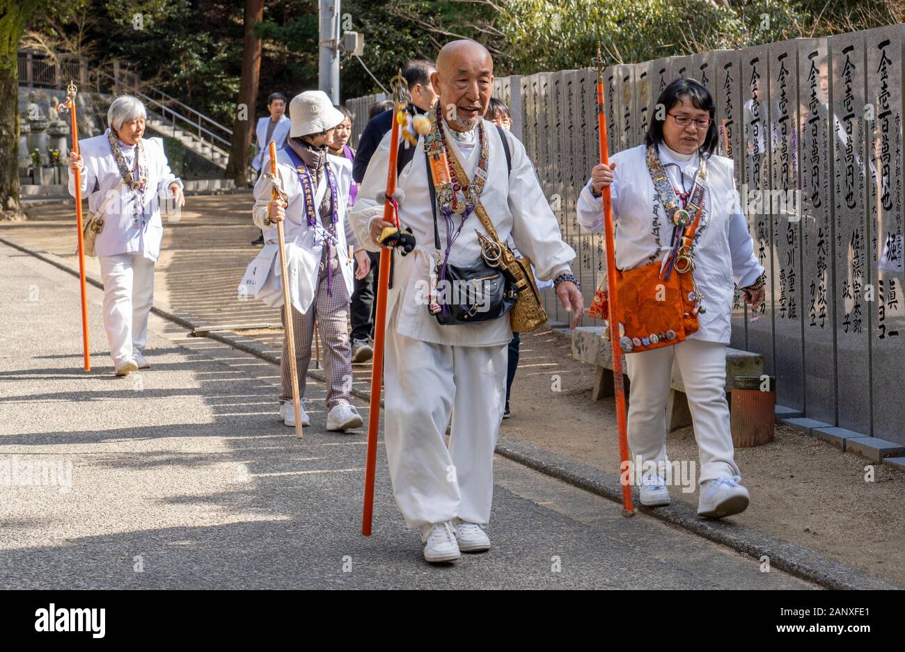 Vêtus de blanc de pèlerins le pèlerinage de Shikoku à Yakuri-ji, le 85ème temple sur la route, à Takamatsu, Japon. Banque D'Images