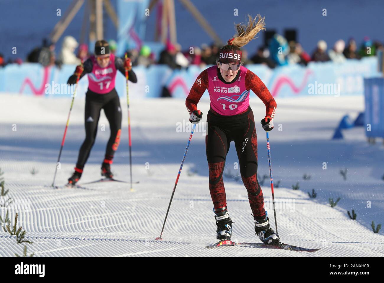 Le Chenit, Vallee de Joux Cross-country Centre. 19 Jan, 2020. Bianca Buholzer (avant) de la Suisse est en concurrence au cours de la qualification des femmes de sprint de ski de fond à la 3e Jeux Olympiques de la jeunesse d'hiver, à Vallee de Joux Cross-country Centre, Suisse, le 19 janvier 2020. Credit : Wang Qingqin/Xinhua/Alamy Live News Banque D'Images