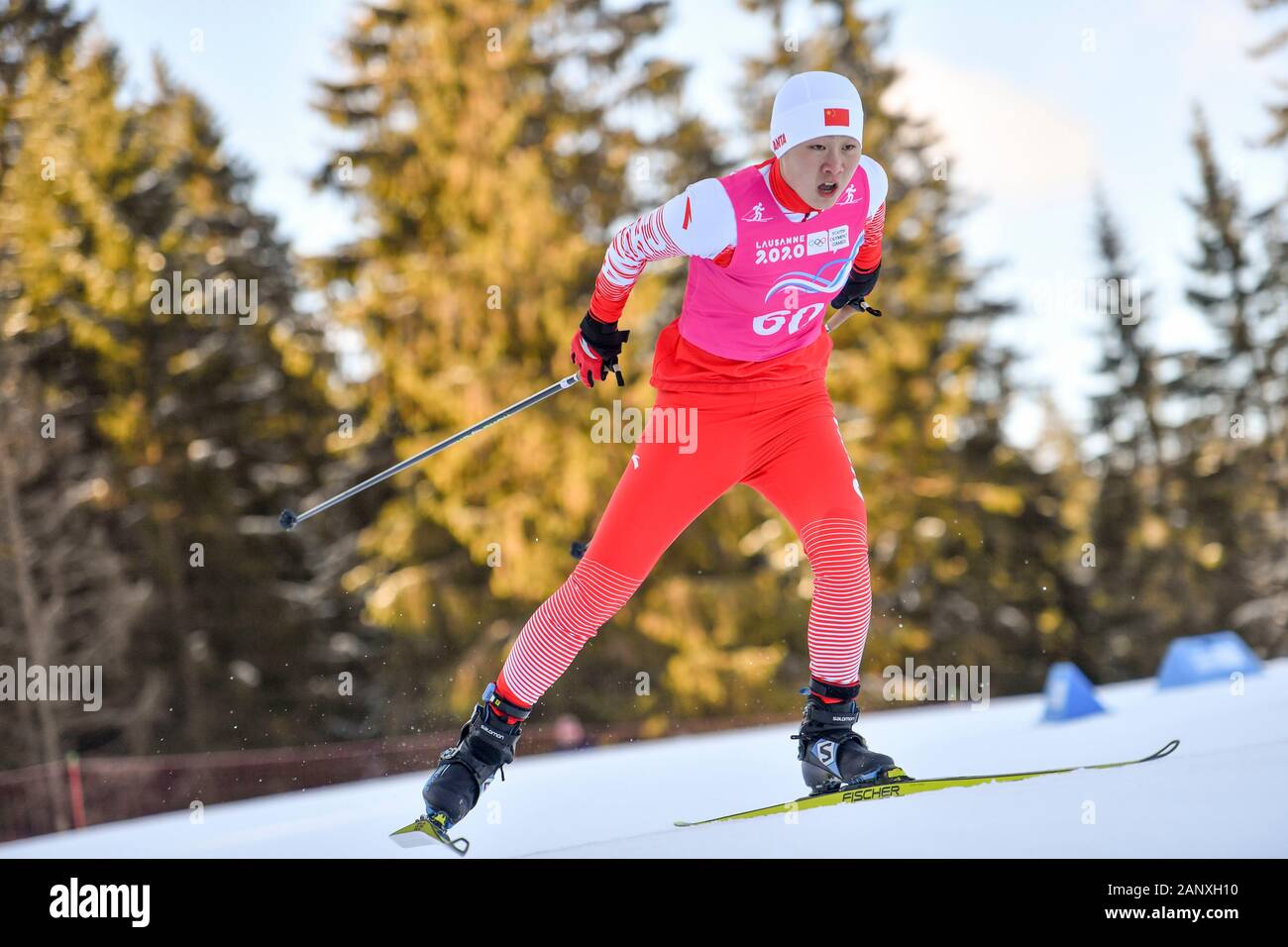 Le Chenit, Vallee de Joux Cross-country Centre. 19 Jan, 2020. Dong Zhaohui de Chine fait concurrence au cours de la qualification des femmes de sprint de ski de fond à la 3e Jeux Olympiques de la jeunesse d'hiver, à Vallee de Joux Cross-country Centre, Suisse, le 19 janvier 2020. Huiwo Crédit : Wu/Xinhua/Alamy Live News Banque D'Images