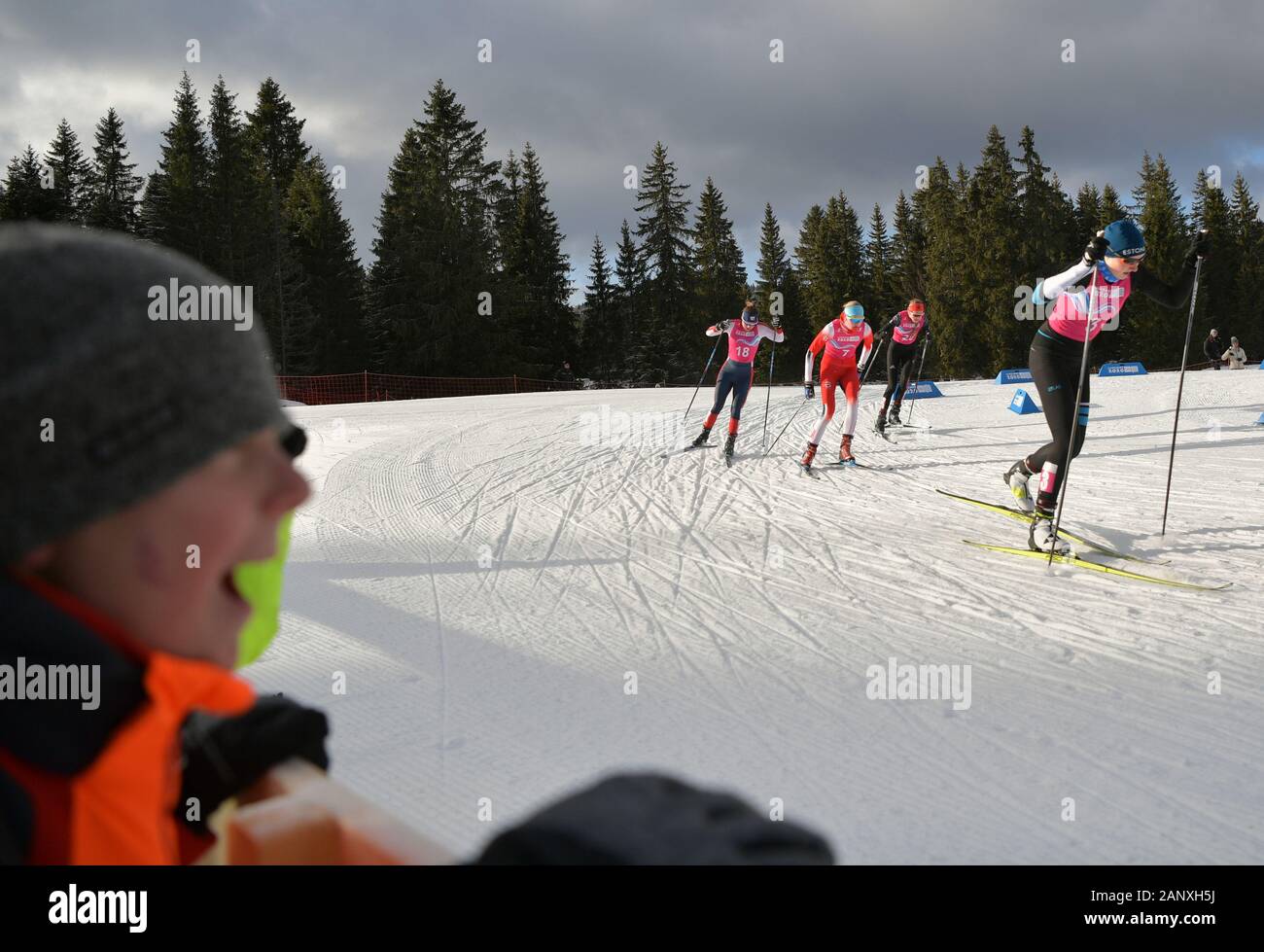 Le Chenit, Vallee de Joux Cross-country Centre. 19 Jan, 2020. Johanna Udras d'Estonie, Germana Thannheimer d'Allemagne, de la Norvège et Maria Melling Sydney Palmer-Leger des États-Unis (de R À L) en concurrence au cours de la demi-finale de sprint femmes de ski de fond à la 3e Jeux Olympiques de la jeunesse d'hiver, à Vallee de Joux Cross-country Centre, Suisse, le 19 janvier 2020. Credit : Wang Qingqin/Xinhua/Alamy Live News Banque D'Images