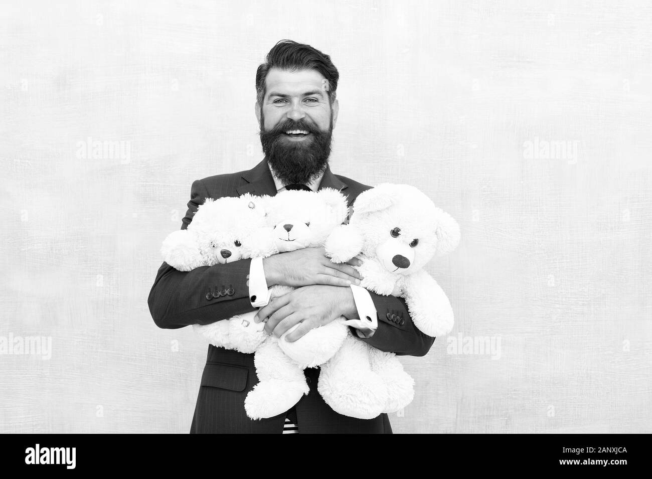 Toys shop. Vente en gros. L'amour et la bonté. Heureux de l'âge adulte. L'homme ours câlin de nombreux jouets. Concept de cadeau d'anniversaire. Ours en peluche agréable surprise. Guy heureux tenir des jouets. Joli cadeau surprise. Enfant grandi. Banque D'Images
