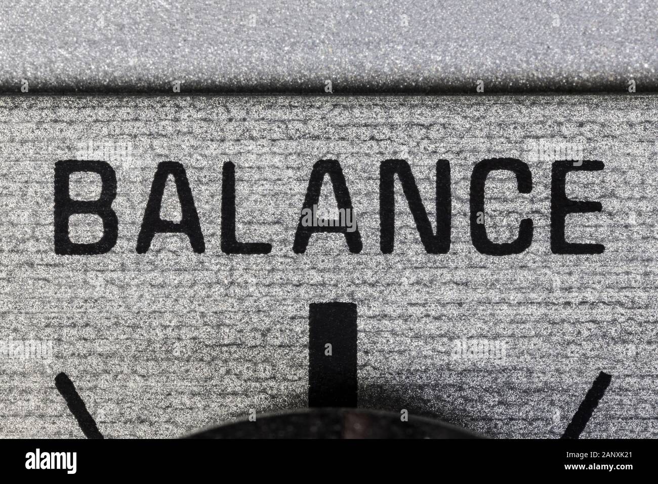 Photographie macro Close up d'équilibre sur le cadran vintage boombox stéréo. Banque D'Images