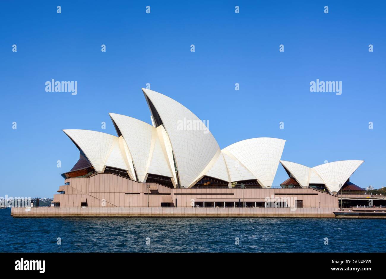 Sydney, AUSTRALIE - 18 MARS 2018 - Un Design architectural Brillant des voiles emblématiques de l'Opéra de Sydney vues depuis une vue latérale propre et droite Banque D'Images