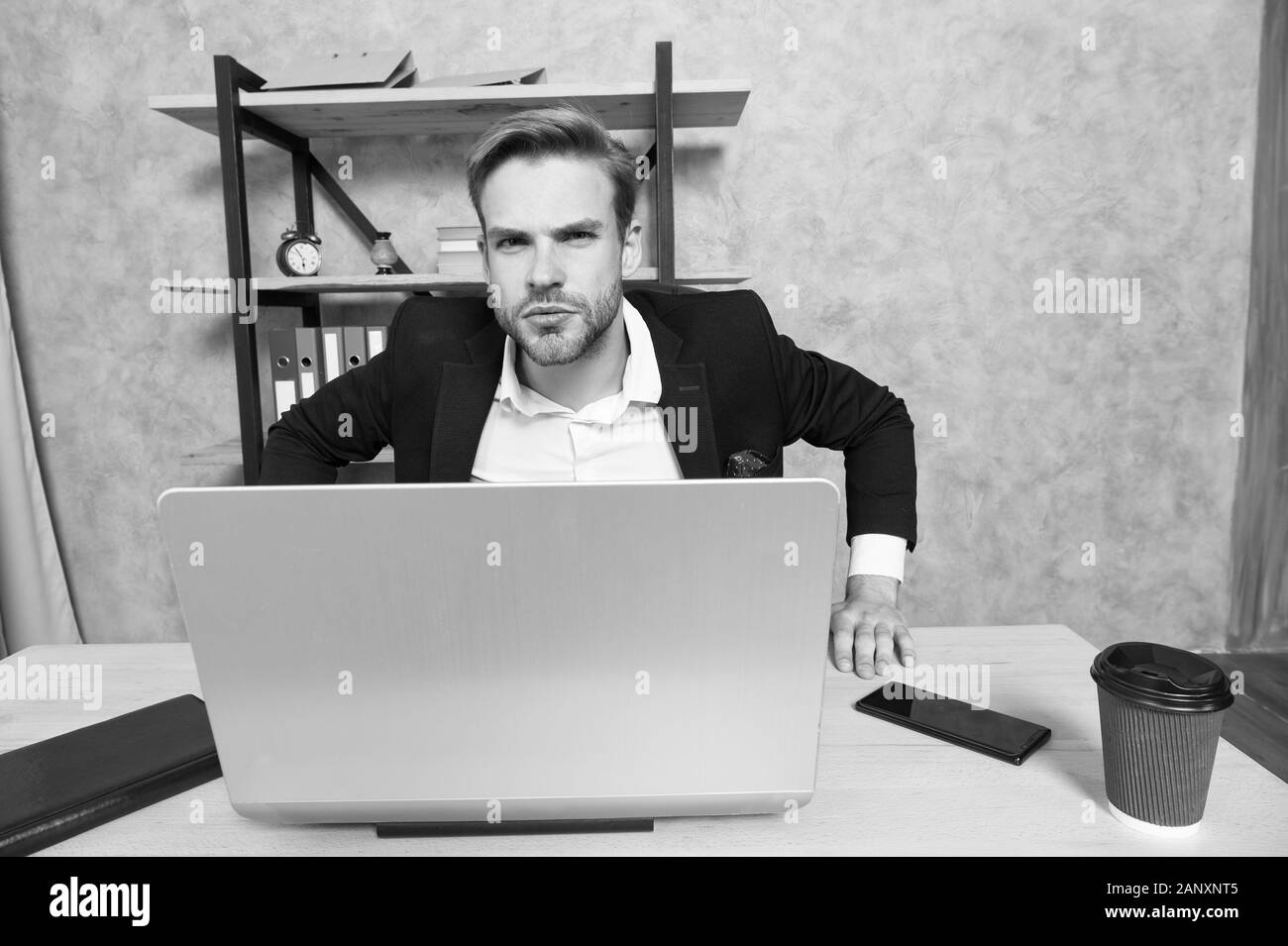 Homme barbu strict patron top manager dans le bureau. Chef de concept. Quitter le pouvoir maintenant. N'entrevue d'emploi. Licencier des employés. Boss sérieux picky looking at camera. Patron avec coffre de mauvaise humeur. Banque D'Images