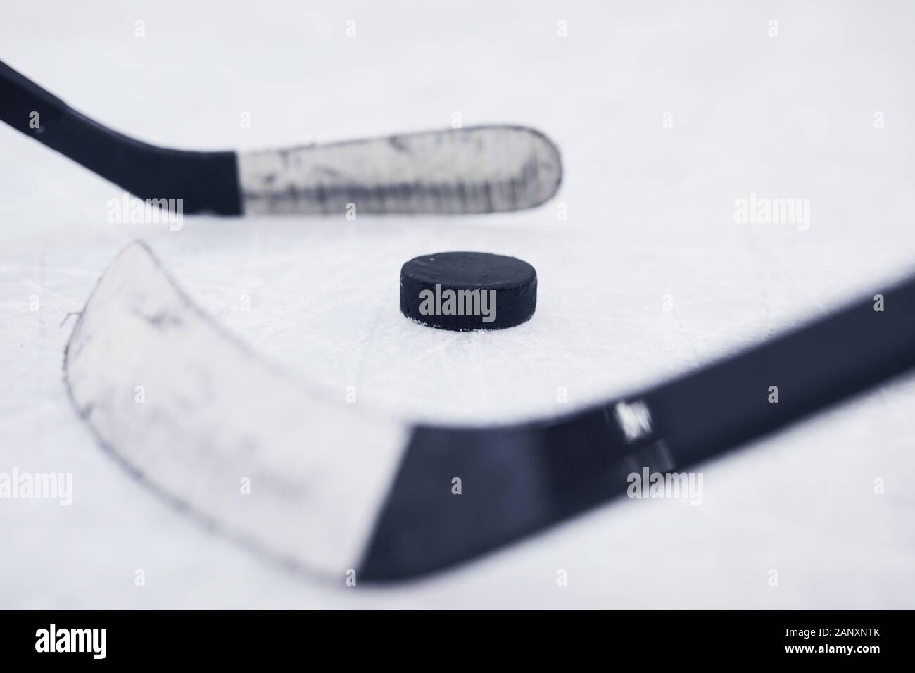 Close up fond de deux clubs de hockey prêt à commencer à correspondre sur patinoire, copy space Banque D'Images