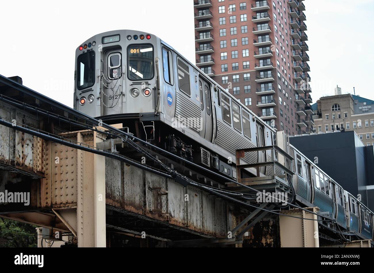 Chicago, Illinois, USA. Un CTA ligne verte L'entraîner sur les voies ci-dessus d'une allée parallèle à Wabash Avenue avant d'entrer dans la boucle. Banque D'Images