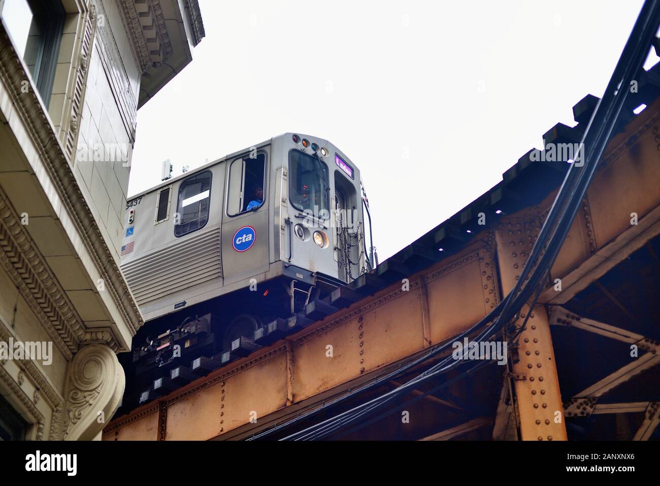 Chicago, Illinois, USA. Une ligne violette CTA train élevé rend le virage serré à partir de au-dessus de Van Buren Street à Wells Street sur le célèbre Chicago Loop. Banque D'Images