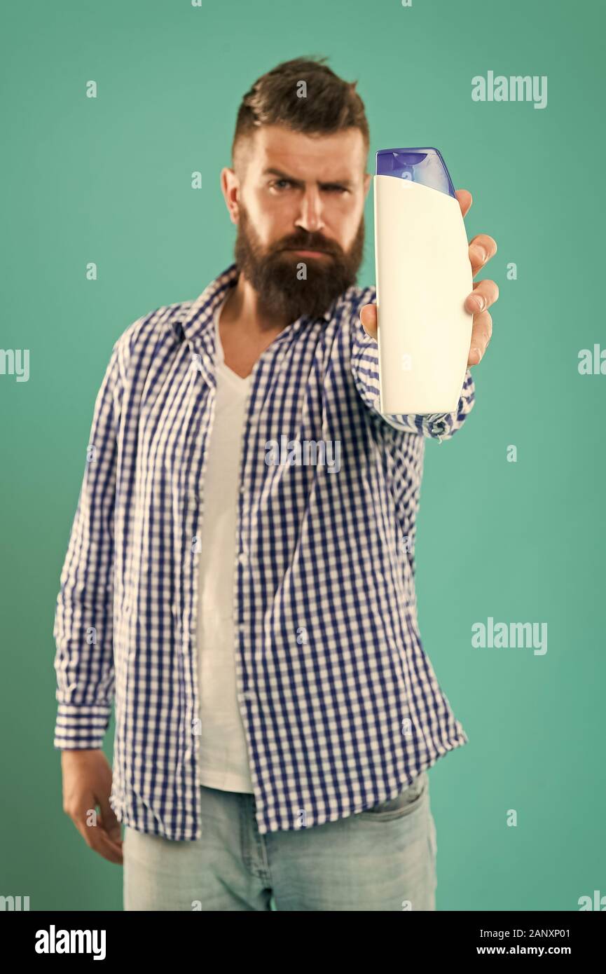 Baignoire Douche. Actualisation de l'affect. L'hygiène personnelle. Soins capillaires. Shampoing pour usage quotidien. Bouteille de shampoing en attente de l'homme. Shampoing et après que vous choisissez peut faire toute différence dans les cheveux commençant juste à racines. Banque D'Images Baignoire Douche. Actualisation de l'affect. L'hygiène personnelle. Soins capillaires. Shampoing pour usage quotidien. Bouteille de shampoing en attente de l'homme. Shampoing et après que vous choisissez peut faire toute différence dans les cheveux commençant juste à racines. Banque D'Images