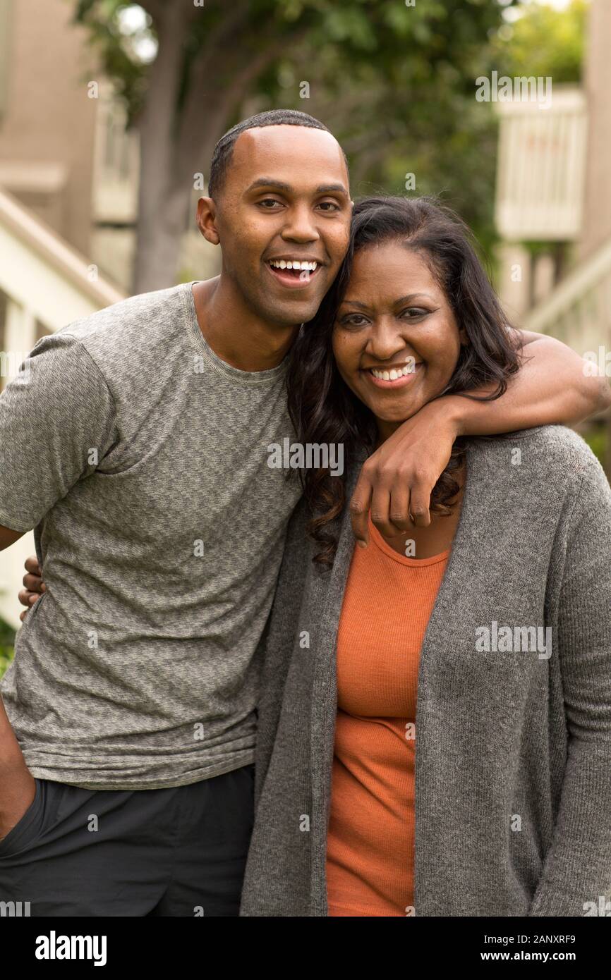 Portrait d'une mère afro-américaine et son fils adulte Banque D'Images Portrait d'une mère afro-américaine et son fils adulte Banque D'Images