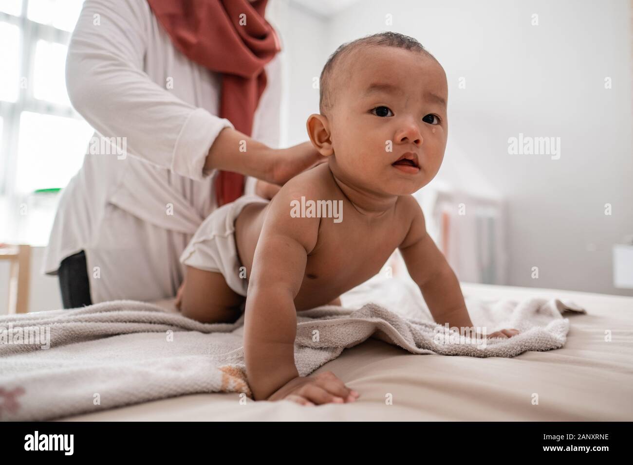 Mere Appliquant De L Huile De Bebe A Son Bebe Photo Stock Alamy Mere Appliquant De L Huile De Bebe A Son Bebe Photo Stock Alamy