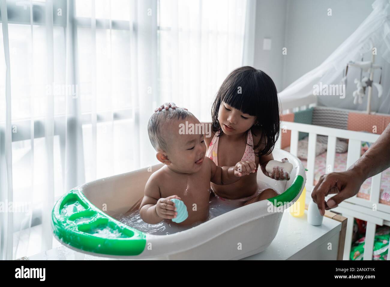 Fille Prenant Bain De Son Frere De Bebe Sur Un Bassin Photo Stock Alamy Fille Prenant Bain De Son Frere De Bebe Sur Un Bassin Photo Stock Alamy