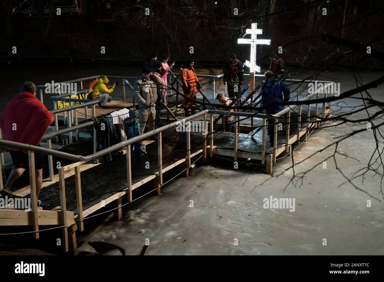 Les gens descendre vers la plate-forme durant la célébration.La commémoration annuelle du baptême de Jésus le Christ dans le Jourdain est célébré par des milliers de croyants orthodoxes russes dans le cadre des célébrations de l'Epiphanie fest. Malgré la température assez inhabituelle qui a entravé la formation d'une forte couverture de glace des lacs et rivières, plusieurs stations ont été préparés dans la zone urbaine à Moscou, comme l'un dans le parc Sokolniki, pour les croyants qui ont voulu prendre le plongeon traditionnel qui est considérée comme un acte pour effacer ses péchés. Banque D'Images