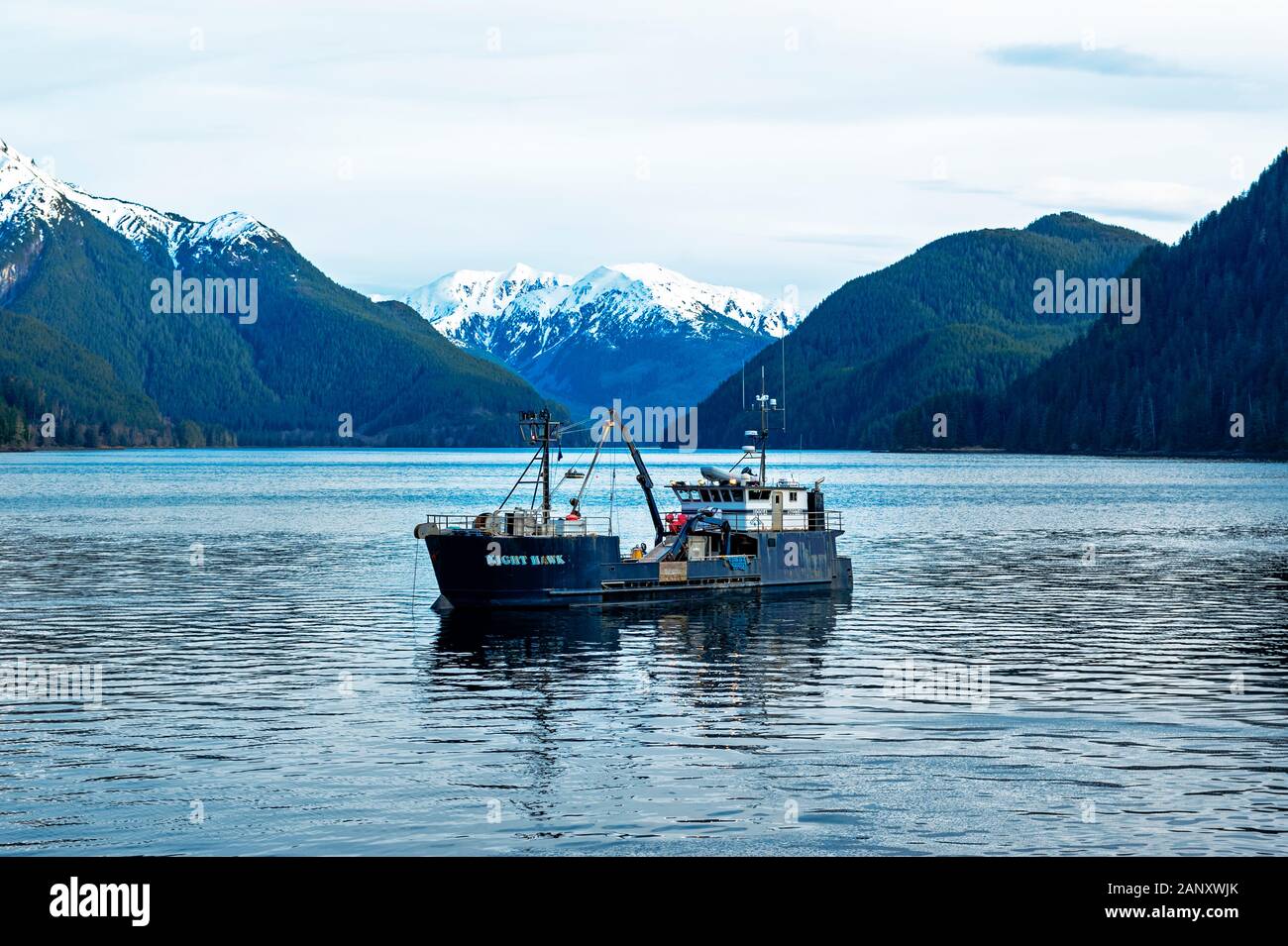 L'adjudication de la pêche commerciale bateau ancré dans la baie d'argent à proximité d'une usine de transformation du poisson à Sitka, Alaska, USA. Banque D'Images