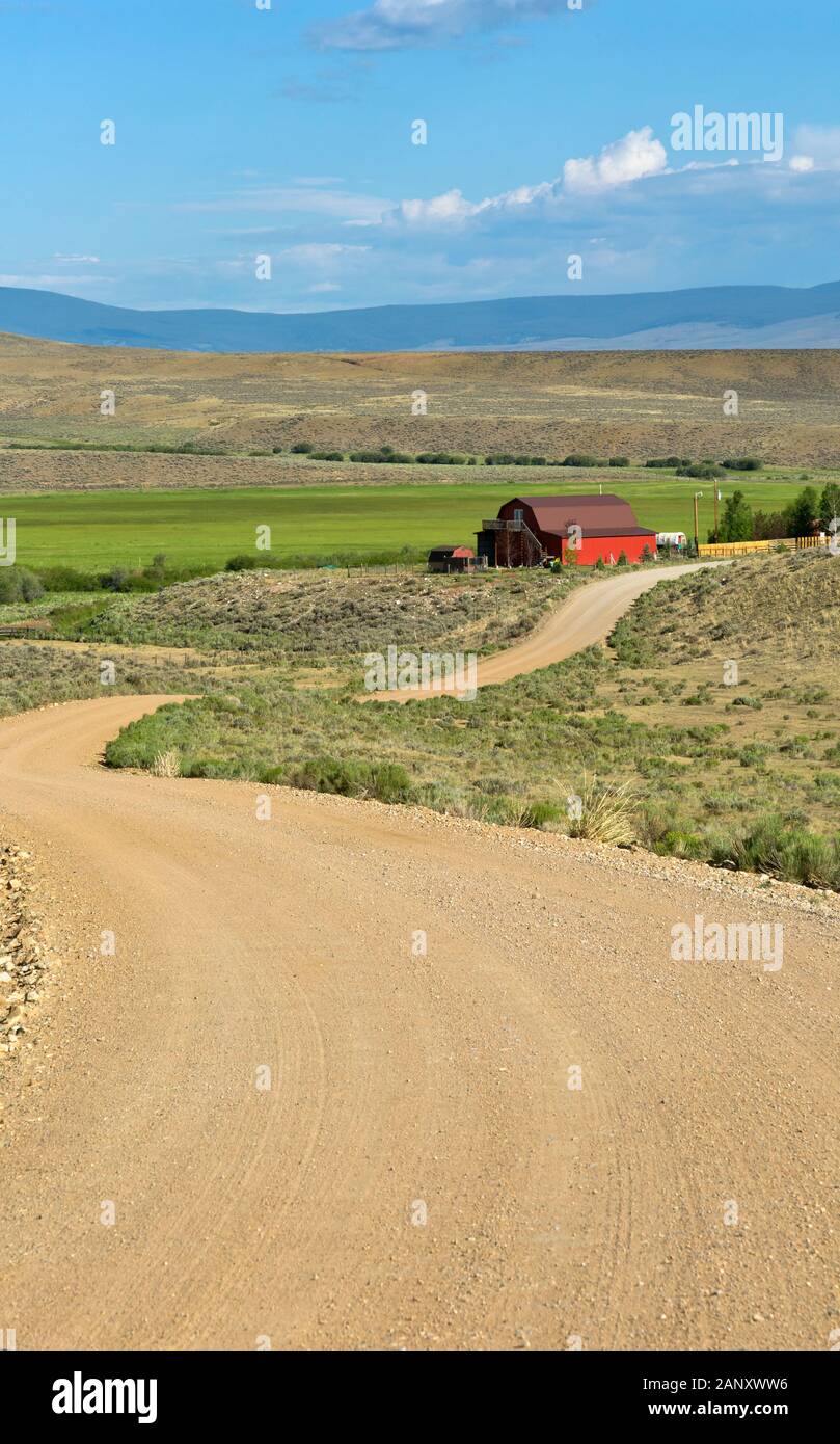 Tm00390-00...MONTANA - matin ensoleillé le long d'une route secondaire à travers Farm and Ranch pays suivie sur le Great Divide Mountain Bike Route. Banque D'Images