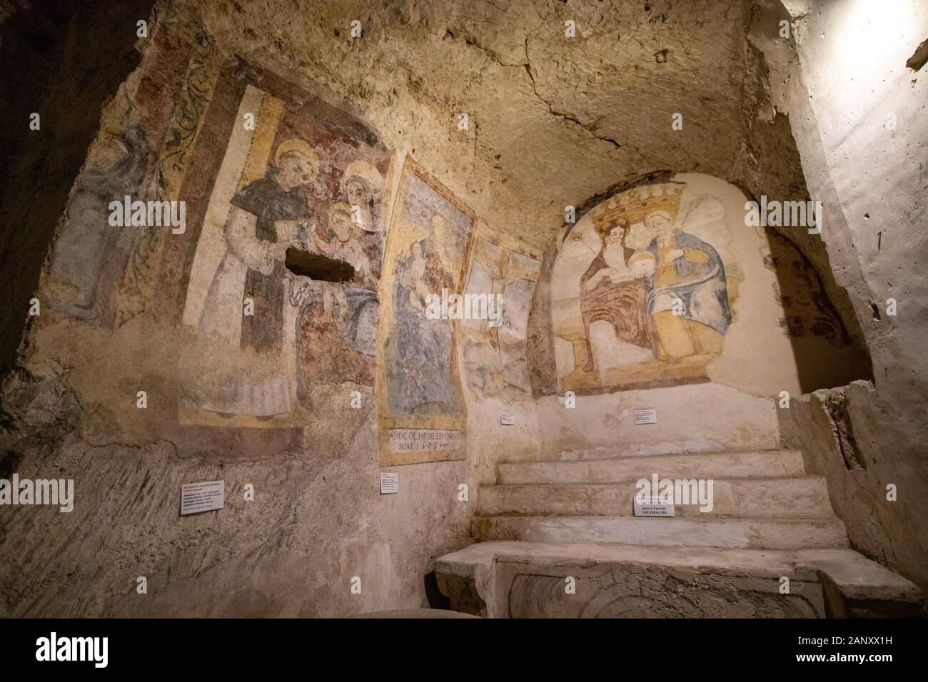 Fresques anciennes dans l'église rupestre Saint Julian crypte. cave église, couvent de Saint Agostino, Matera, Italie Banque D'Images