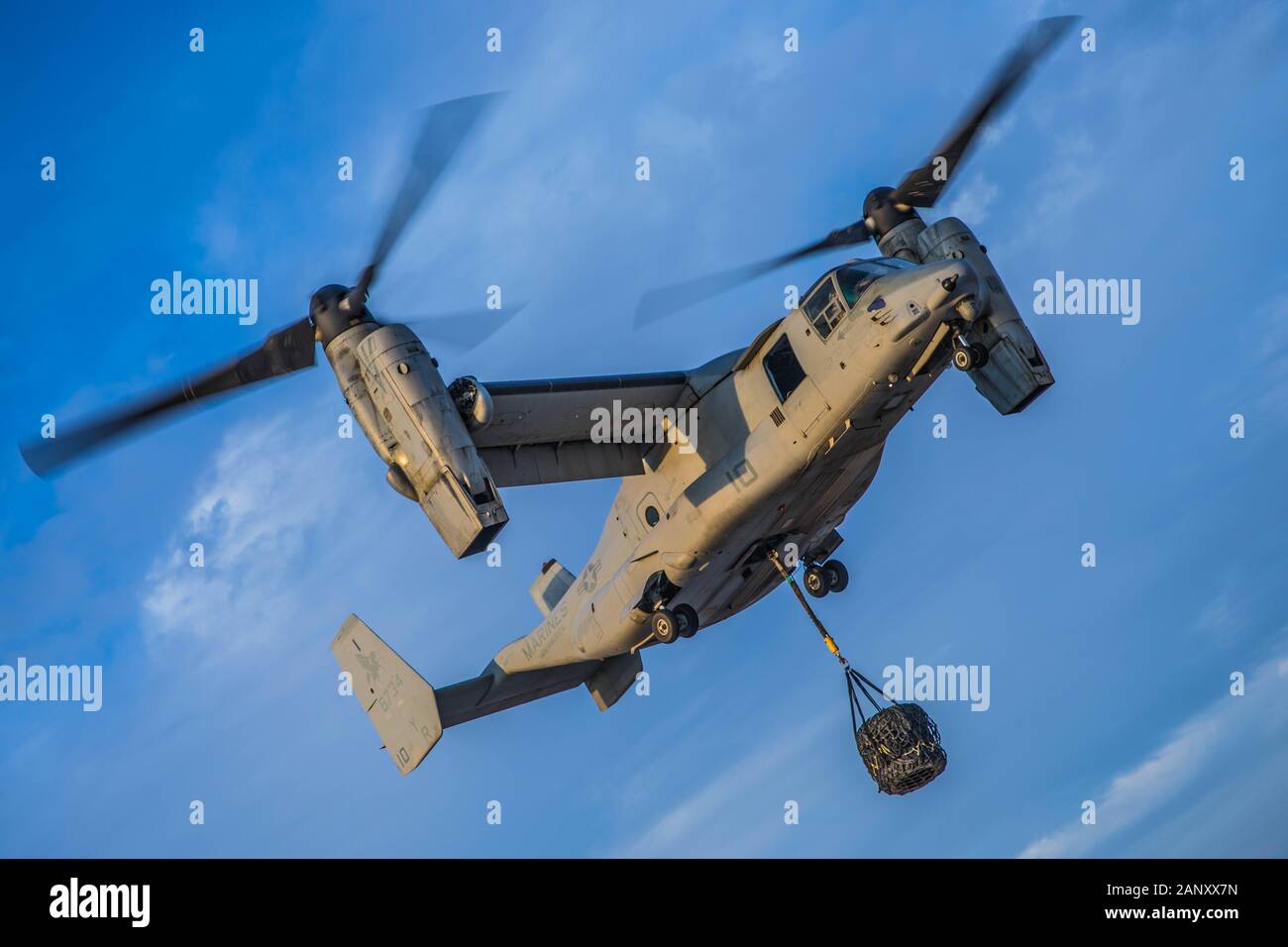 Les Marines américains avec Marine à rotors basculants moyen (VMM) 161, joints à but spécial air-sol marin - Groupe de travail - Intervention en cas de crise Central Command (SPMAGTF-CR-CC) 19.2, voler un MV-22 Osprey au cours de l'exercice, l'équipe de soutien de l'hélicoptère le 17 janvier 2020. Le SPMAGTF-CR-CC est un fournisseur de force multiples conçu pour utiliser la masse, la logistique et les capacités aériennes de l'ensemble de la zone de responsabilité du Commandement central. (U.S. Marine Corps photo par le Sgt. Branden J. Bourque) Banque D'Images