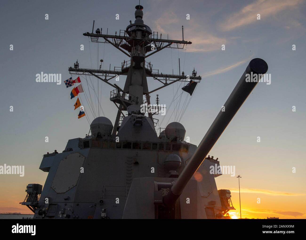 SAN DIEGO (janv. 17, 2020) La classe Arleigh Burke destroyer lance-missiles USS Kidd (DDG 100) part de la base navale de San Diego le 17 janvier 2020. Kidd, partie de la groupe aéronaval du Theodore Roosevelt, est sur un déploiement prévu de l'Indo-Pacifique. (U.S. Photo par marine Spécialiste de la communication de masse 3 Classe Brandie Nuzzi) Banque D'Images