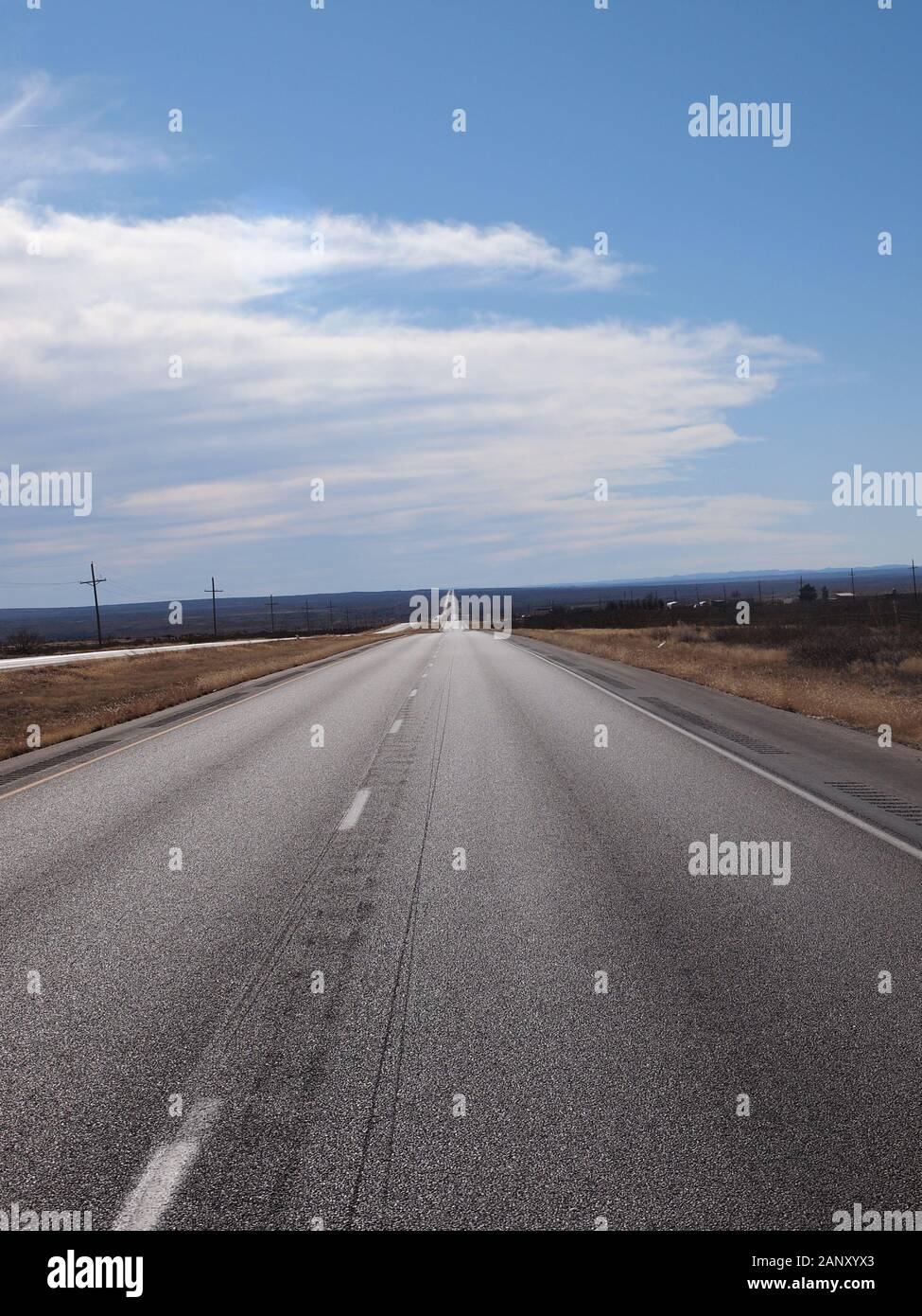 Texas Highway à l'ouest de Versailles. US 180/62 se termine près d'El Paso. Banque D'Images