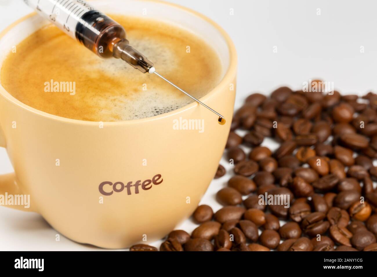 Tasse de café, des grains de café et d'une seringue libre. Concept de café de la toxicomanie. Banque D'Images
