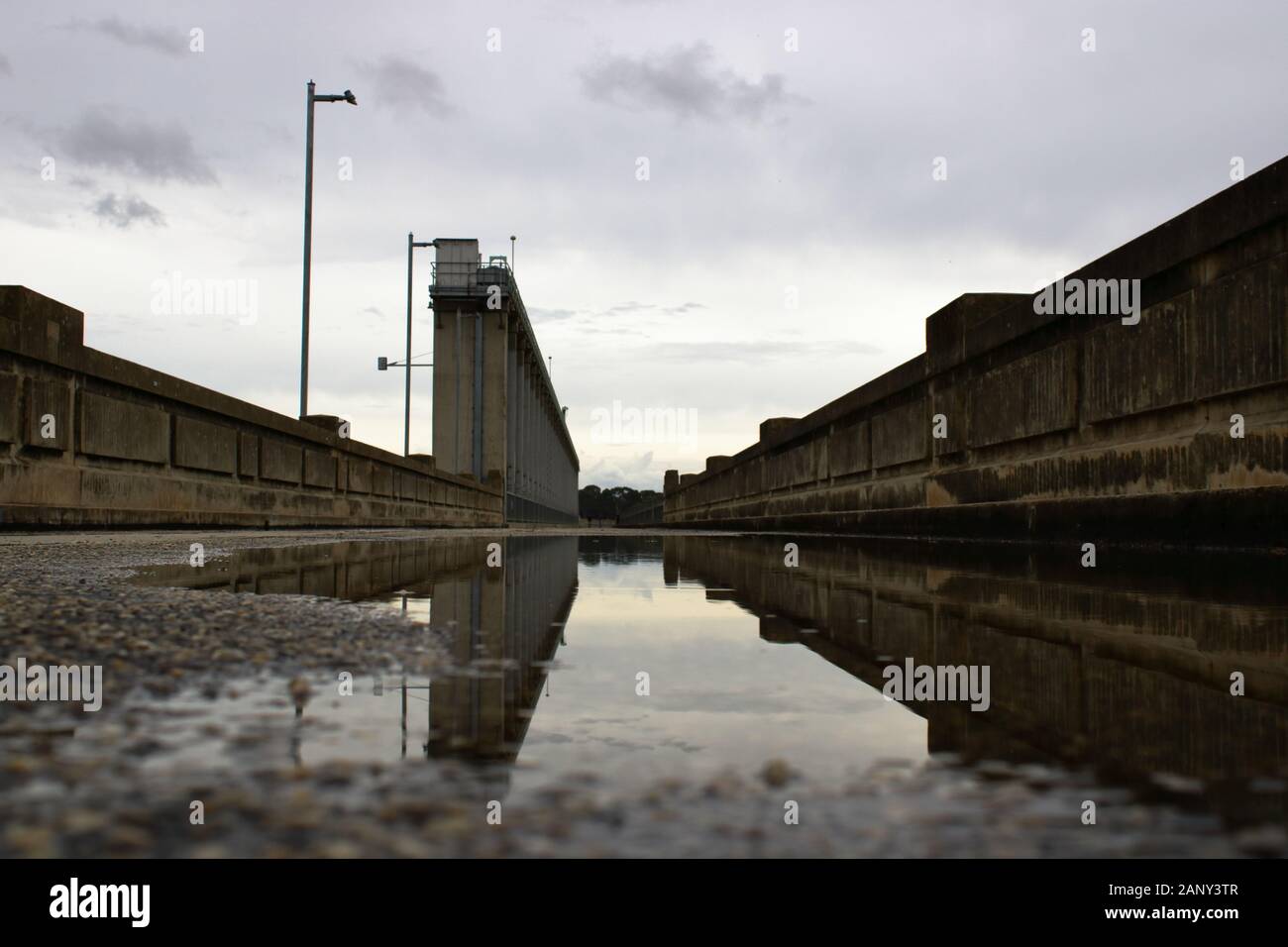 Barrage de Hume Spilllway structure fermée, frontière entre Albury Wodonga Nouvelle-Galles du Sud et Victoria, sur la grande collection de la rivière Murray et le détournement de l'eau de la montagne de Snowy Banque D'Images