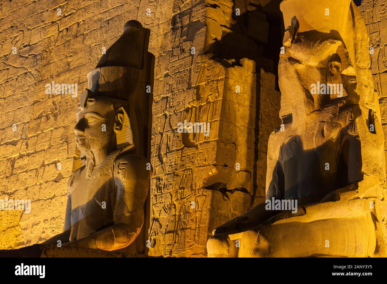 Éclairage sur le premier phylon au crépuscule du soir, Temple de Louxor, Louxor, Egypte, Afrique du Nord, Afrique Banque D'Images