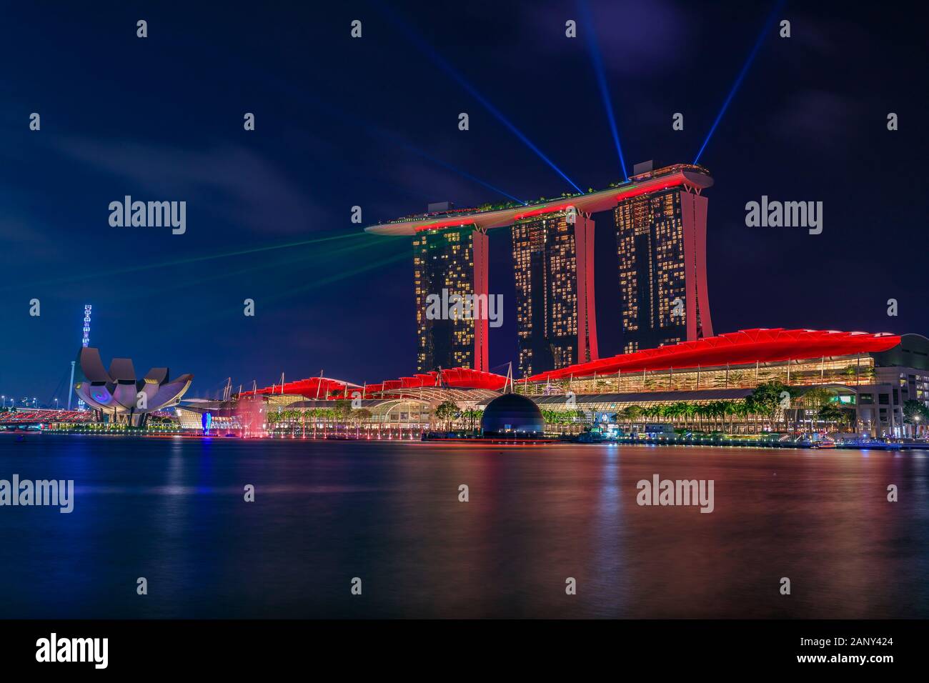 Singapour - Septembre 06, 2019 : Avis de spectres, au sud-est de la lumière et de l'eau montrent à Marina Bay Sands Hotel and Casino après le coucher du soleil Banque D'Images