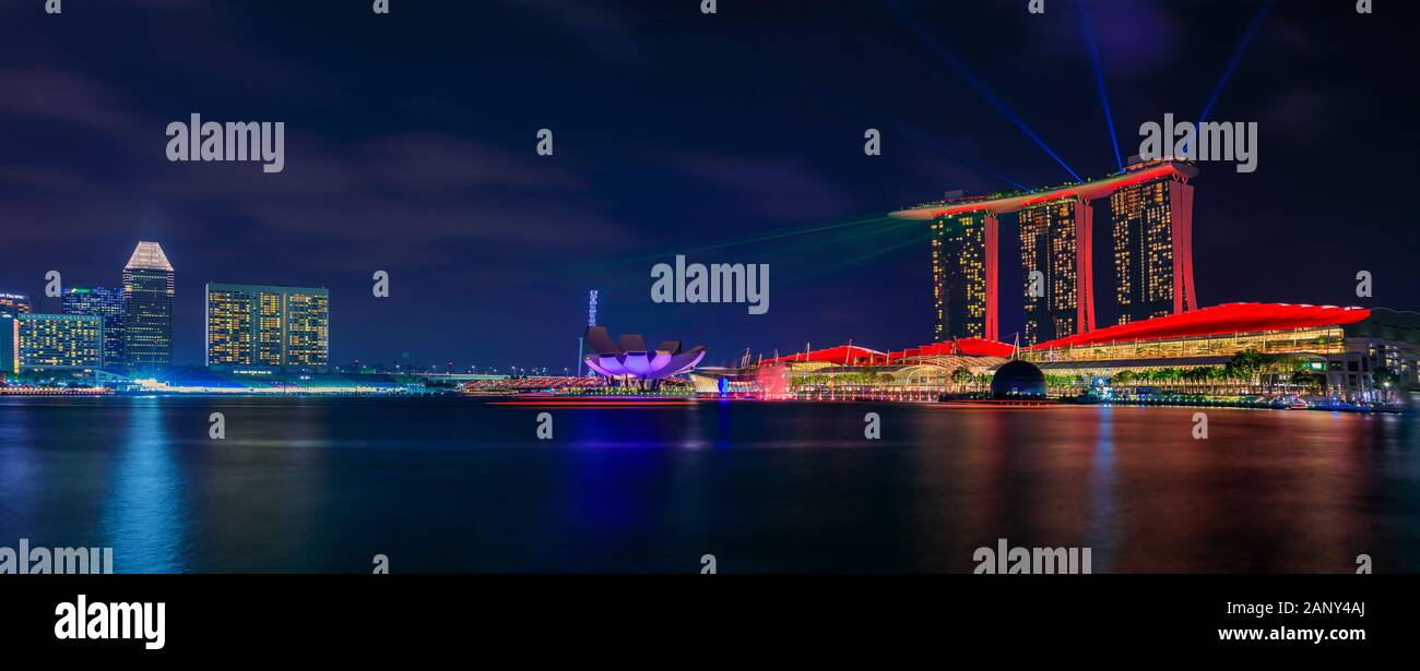 Singapour - Septembre 06, 2019 : Panorama de l'Asie du Sud-Est, les spectres de la lumière et de l'eau le plus grand spectacle à Marina Bay Sands Hotel and Casino après le coucher du soleil Banque D'Images