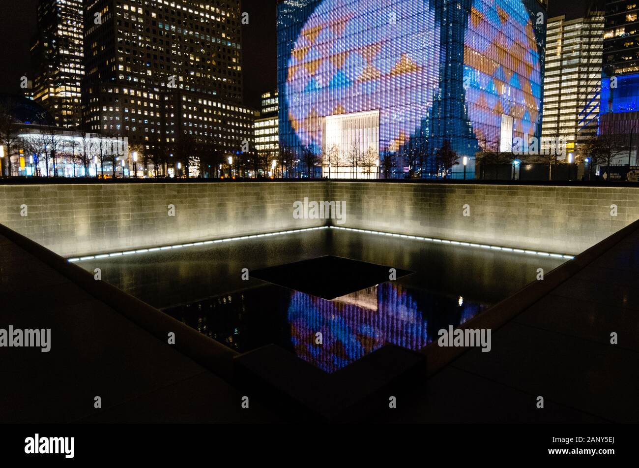 Piscine à débordement du 11 septembre à l'extérieur D'Un World Trade illuminée la nuit Banque D'Images