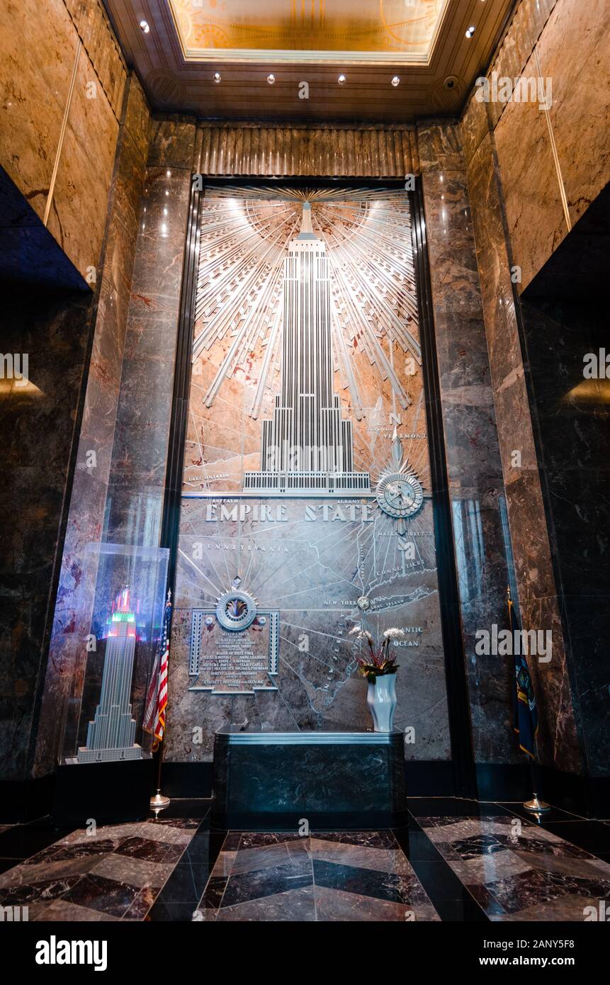 Entrée intérieure de l'Empire State Building avec une carte et un modèle du bâtiment à New York Banque D'Images