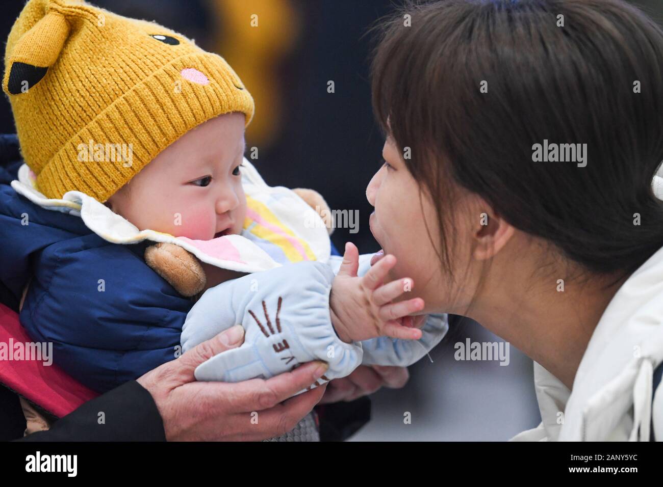 Chongqing. 19 Jan, 2020. Un bébé de neuf mois bébé accueille sa mère à son arrivée à la gare de l'ouest de Chongqing dans le sud-ouest de la municipalité de Chongqing en Chine, le 19 janvier 2020. Credit : Wang Quanchao/Xinhua/Alamy Live News Banque D'Images