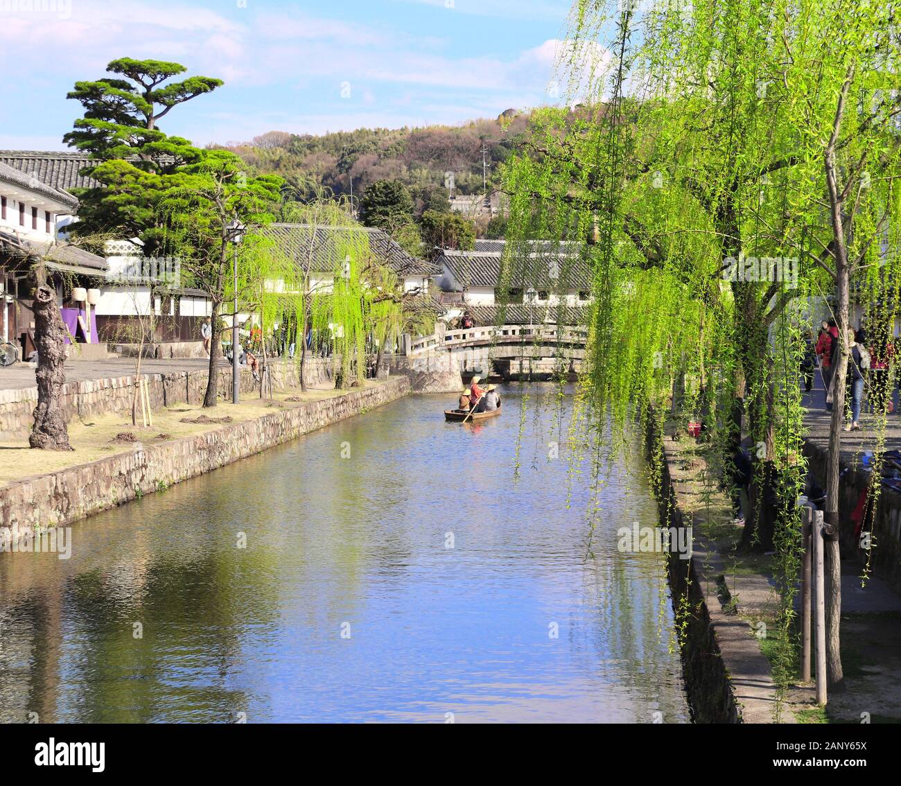 Les gens en bateau à l'ancienne, Kurashiki Bikan, quartier du canal dans la ville de Kurashiki, Japon Banque D'Images