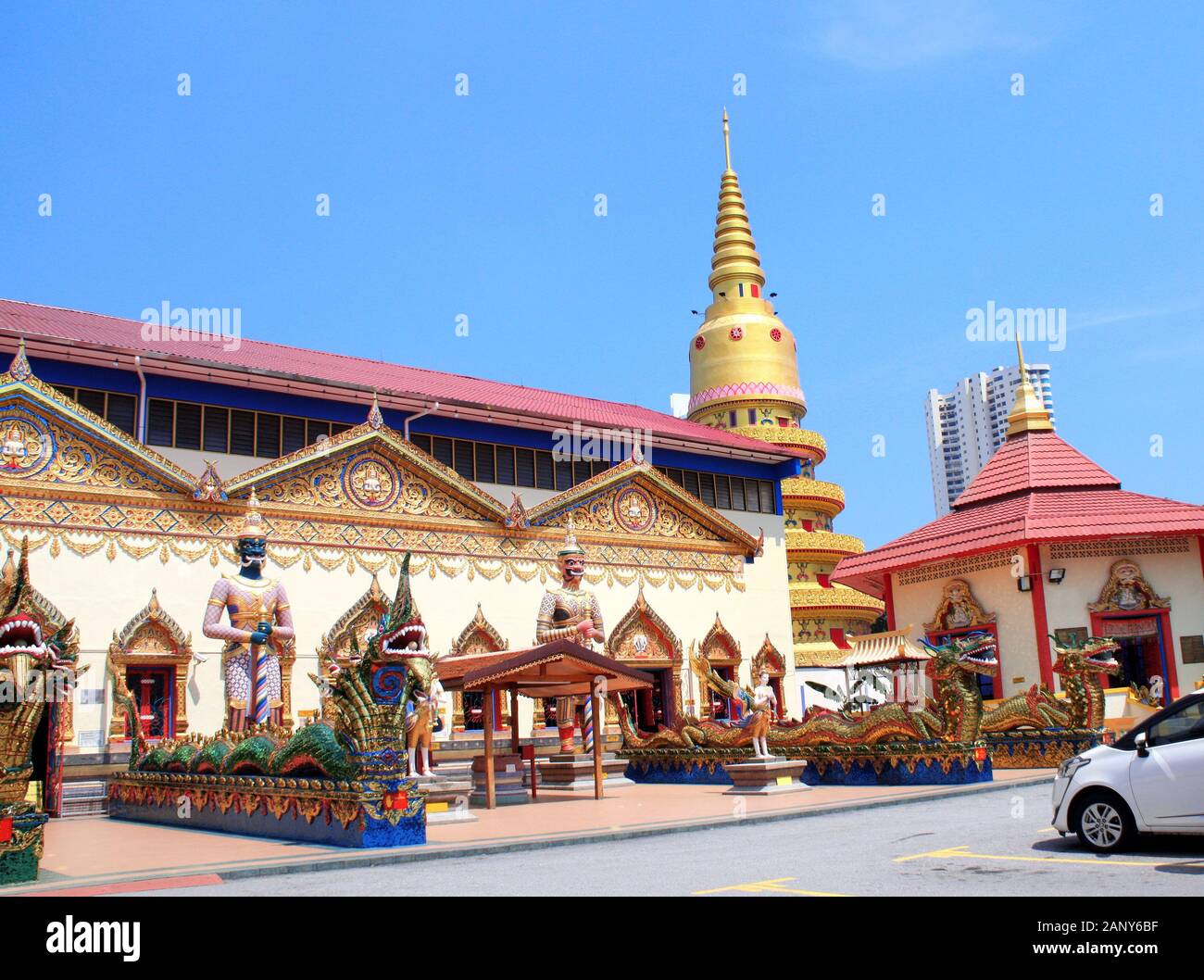 Des statues de dragons et serpents, kinnaris-nagas dans pavillon, Pulau Tikus Wat Chayamangkalaram temple bouddhiste thaï, célèbre attraction touristique de Georget Banque D'Images