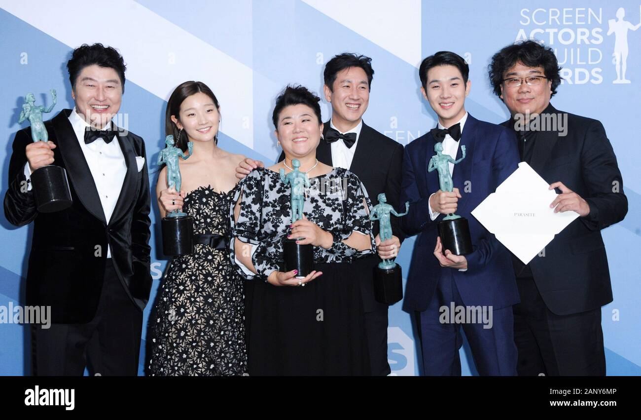 Los Angeles, CA. 19 Jan, 2020. Song Kang Ho, soi-dam Park, Jeong-eun, Lee Sun-kyun Lee, Woo-sik Choi, Bong Joon-ho dans la salle de presse pour 26e assemblée annuelle des Screen Actors Guild Awards - Salle de presse, Shrine Auditorium, Los Angeles, CA, 19 janvier 2020. Credit : Elizabeth Goodenough/Everett Collection/Alamy Live News Banque D'Images